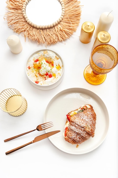 Stół z potrawami i naczyniami